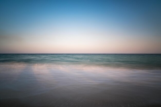 Vista panoramica del mare contro un cielo limpido