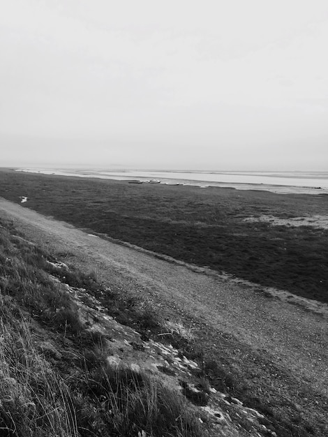 Vista panoramica del mare contro un cielo limpido