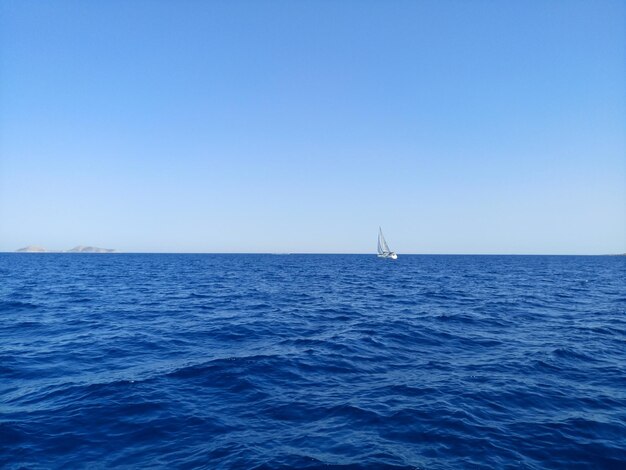 Vista panoramica del mare contro un cielo limpido