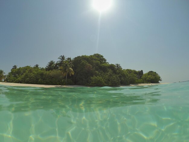 Vista panoramica del mare contro un cielo limpido