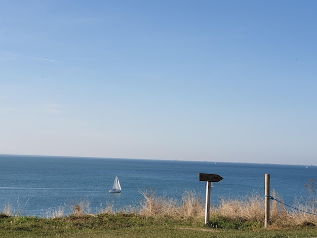 Vista panoramica del mare contro un cielo limpido