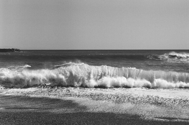 Vista panoramica del mare contro un cielo limpido