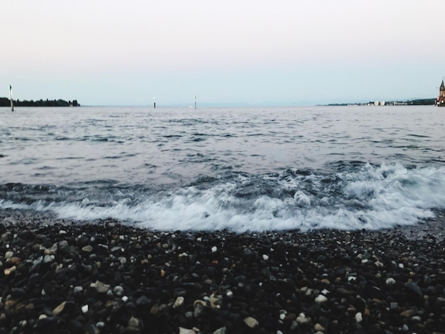 Vista panoramica del mare contro un cielo limpido