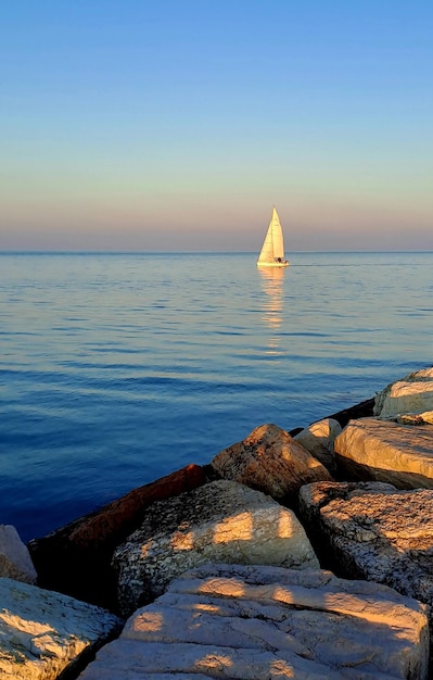 Vista panoramica del mare contro un cielo limpido