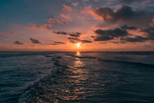 Vista panoramica del mare contro un cielo nuvoloso durante il tramonto