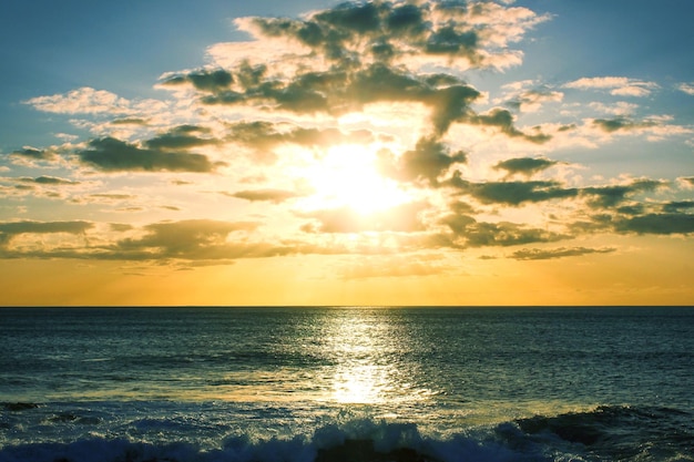 Vista panoramica del mare contro un cielo nuvoloso durante il tramonto