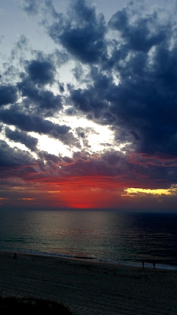 Vista panoramica del mare contro un cielo nuvoloso durante il tramonto