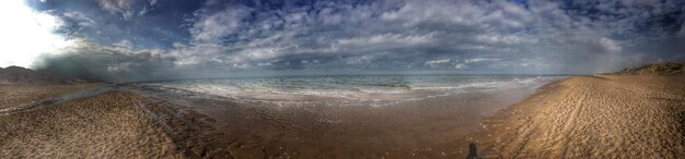 Vista panoramica del mare contro un cielo nuvoloso