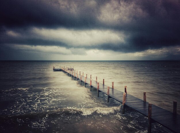 Vista panoramica del mare contro un cielo nuvoloso