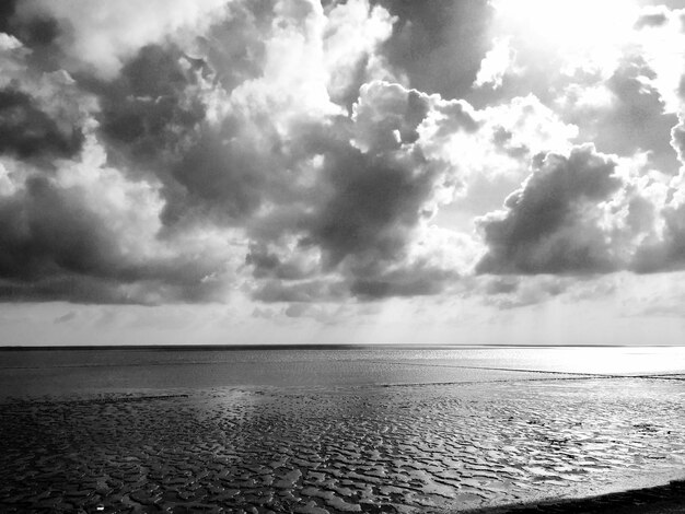 Vista panoramica del mare contro un cielo nuvoloso