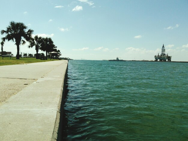 Vista panoramica del mare contro un cielo nuvoloso