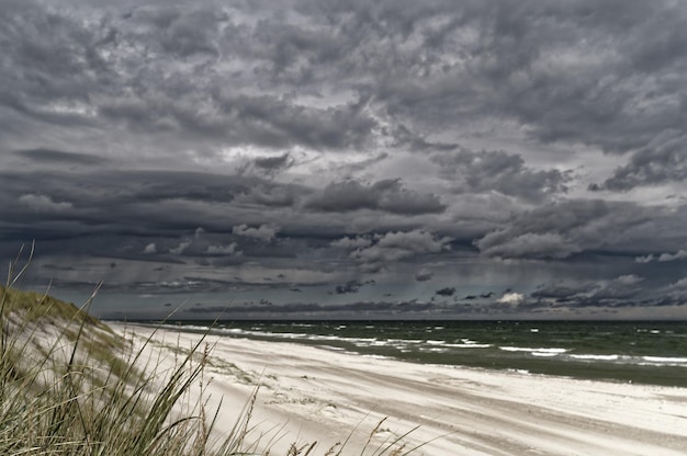 Vista panoramica del mare contro un cielo nuvoloso