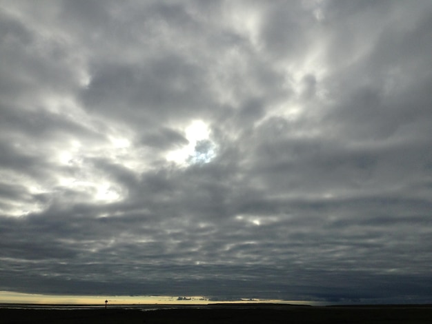 Vista panoramica del mare contro un cielo nuvoloso