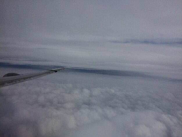 Vista panoramica del mare contro un cielo nuvoloso