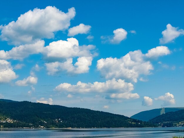 Vista panoramica del mare contro un cielo nuvoloso