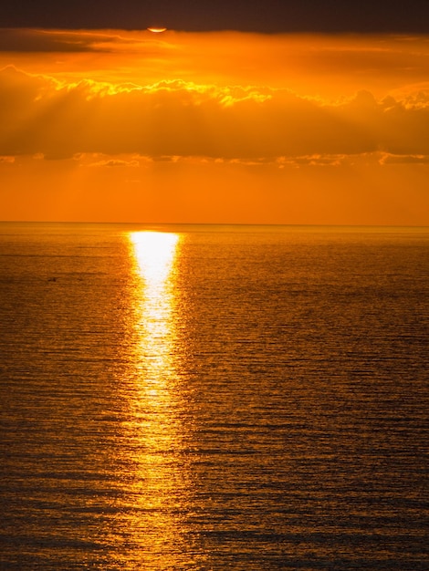 Vista panoramica del mare contro un cielo romantico al tramonto