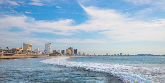 Vista panoramica del mare da edifici contro il cielo