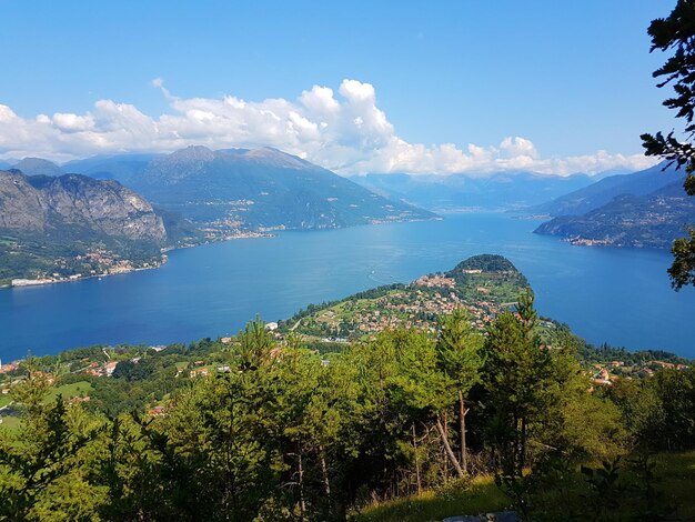 Vista panoramica del mare dal paesaggio cittadino contro il cielo