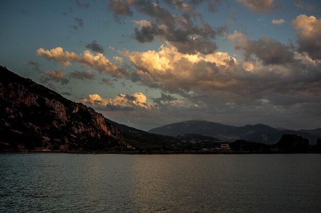 Vista panoramica del mare dalle montagne contro il cielo durante il tramonto