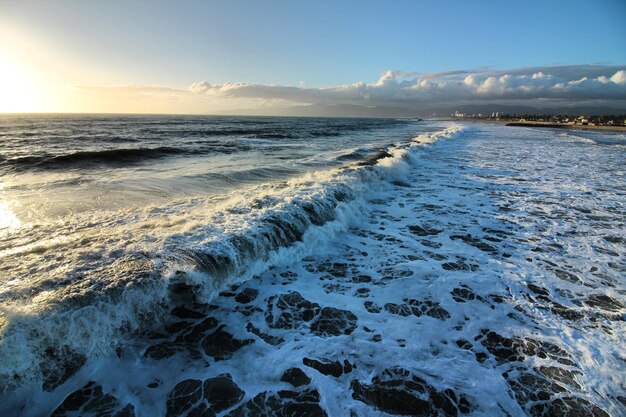 Vista panoramica del mare e della costa contro il cielo