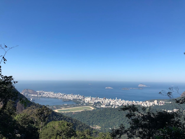 Vista panoramica del mare e delle montagne contro un cielo blu limpido