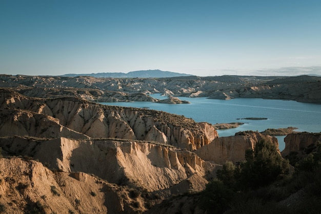 Vista panoramica del mare e delle montagne contro un cielo limpido