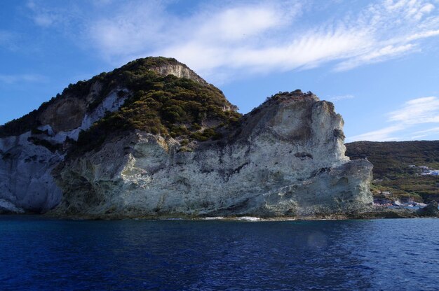 Vista panoramica del mare e delle montagne sul cielo