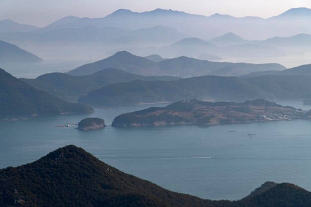 Vista panoramica del mare e delle montagne sul cielo