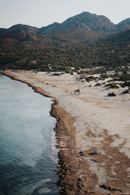 Vista panoramica del mare e delle montagne sul cielo