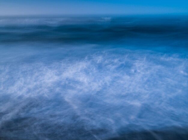 Vista panoramica del mare sul cielo blu