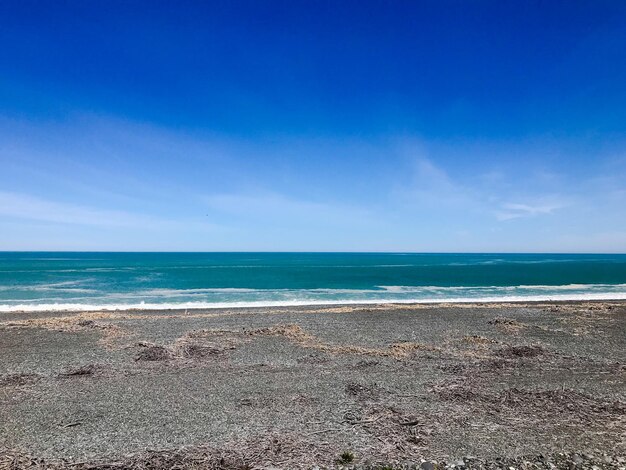 Vista panoramica del mare sul cielo blu