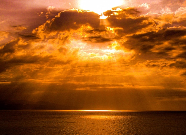 Vista panoramica del mare sul cielo durante il tramonto.