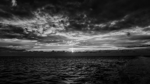 Vista panoramica del mare sul cielo