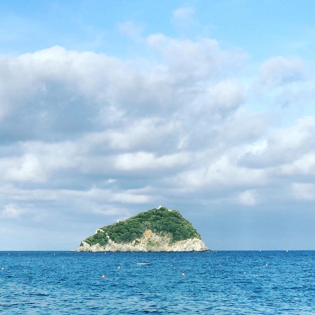 Vista panoramica del mare sul cielo