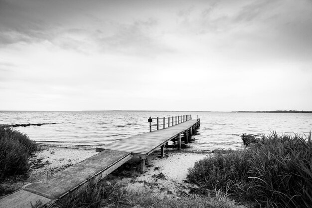 Vista panoramica del molo in mare contro il cielo