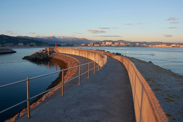 Vista panoramica del molo nord del porto di Laredo Spagna all'alba