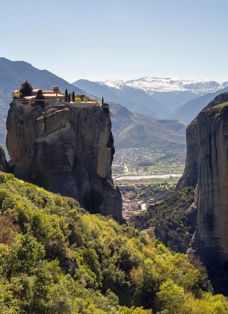 Vista panoramica del Monastero della Santissima Trinità nelle montagne di Meteora in Grecia