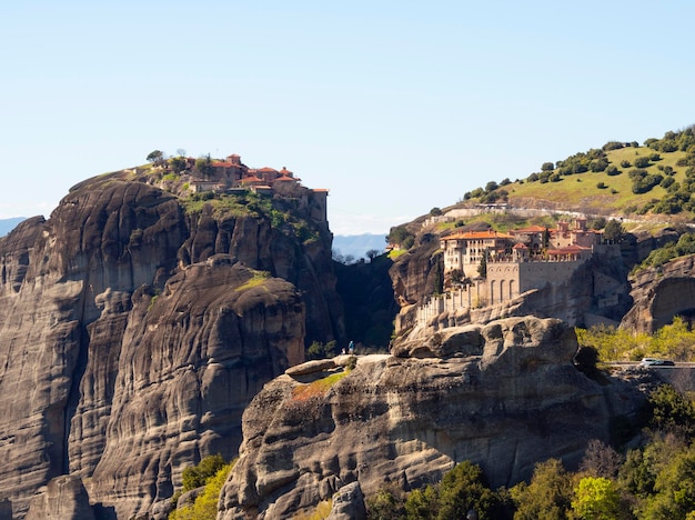 Vista panoramica del Monastero di Varlaama e del Monastero della Grande Meteora nelle montagne di Meteora in Grecia