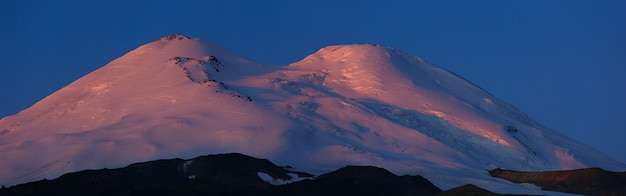 Vista panoramica del Monte Elbrus all'alba