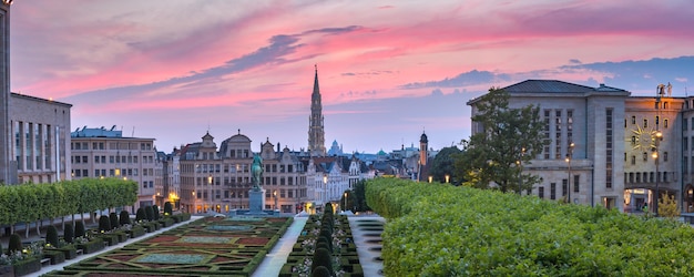 Vista panoramica del municipio di bruxelles e dell'area del mont des arts al tramonto a bruxelles belgio