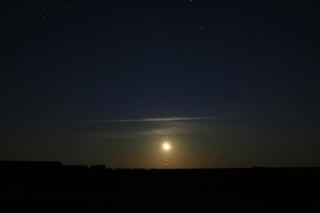 Vista panoramica del paesaggio a silhouette contro il cielo notturno