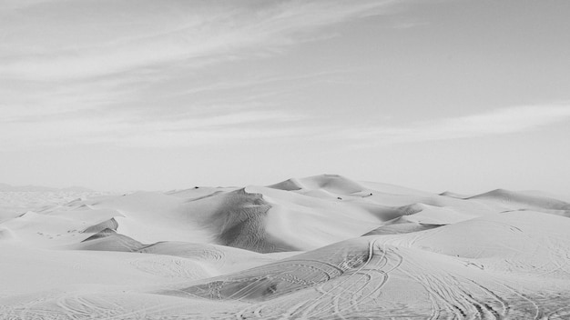 Vista panoramica del paesaggio arido contro il cielo in una giornata di sole
