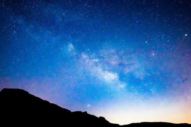 Vista panoramica del paesaggio contro il campo stellato di notte