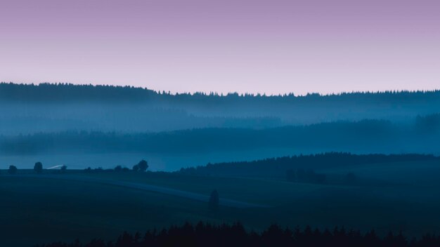 Vista panoramica del paesaggio contro il cielo al tramonto