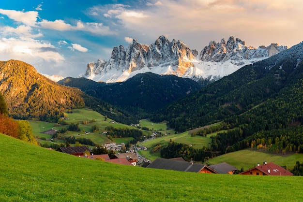 Vista panoramica del paesaggio contro il cielo al tramonto