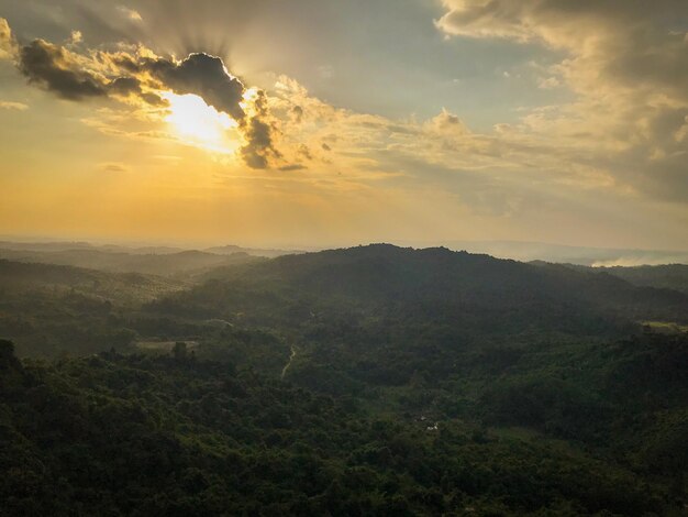 Vista panoramica del paesaggio contro il cielo durante il tramonto