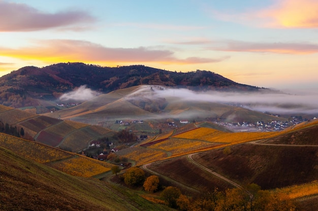 Vista panoramica del paesaggio contro il cielo durante il tramonto