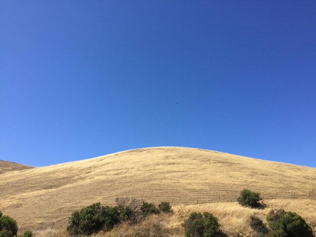 Vista panoramica del paesaggio contro un cielo blu limpido