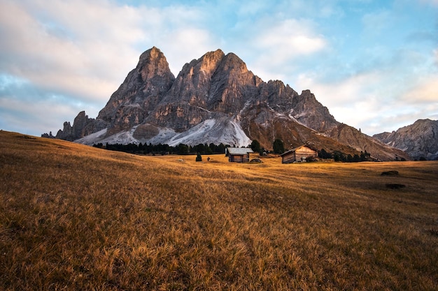 Vista panoramica del paesaggio contro un cielo nuvoloso durante il tramonto