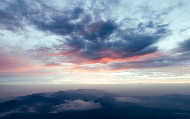 Vista panoramica del paesaggio contro un cielo nuvoloso durante il tramonto